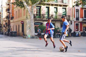 官方：西布朗签下利物浦19岁后卫平宁顿，双方签约3年（配图示意）